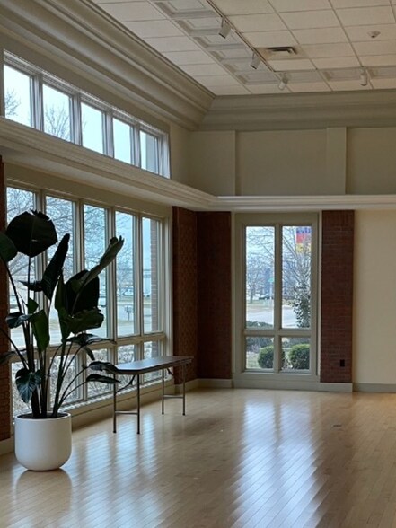 1625 Commerce Pky, Bloomington, IL à vendre - Photo du bâtiment - Image 2 de 7