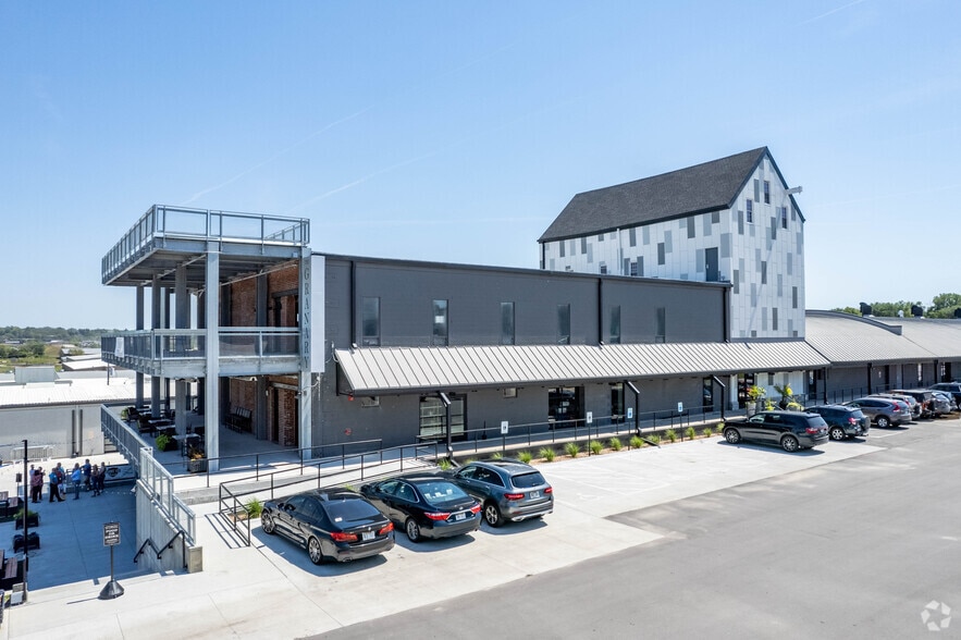 7401 Main St, Omaha, NE for lease - Building Photo - Image 1 of 7