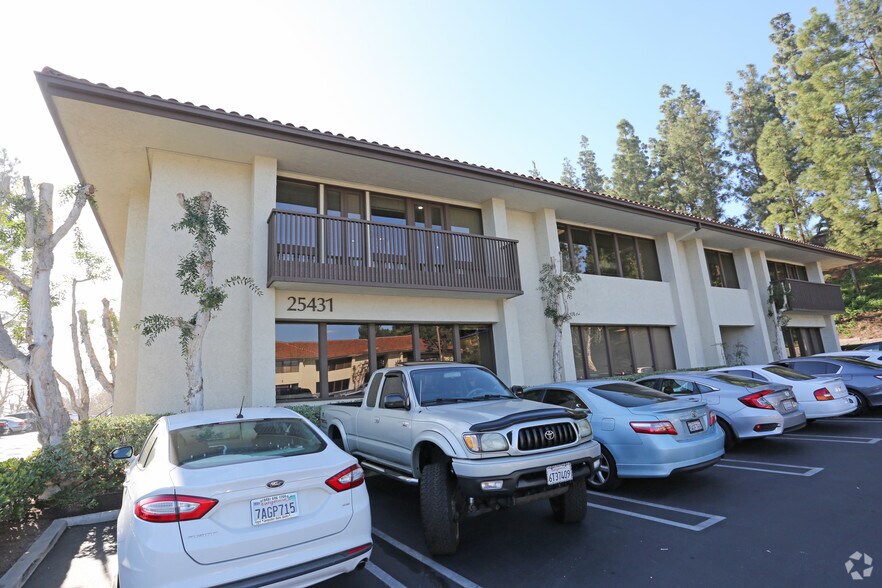 25255 Cabot Rd, Laguna Hills, CA à louer - Photo du bâtiment - Image 1 de 15