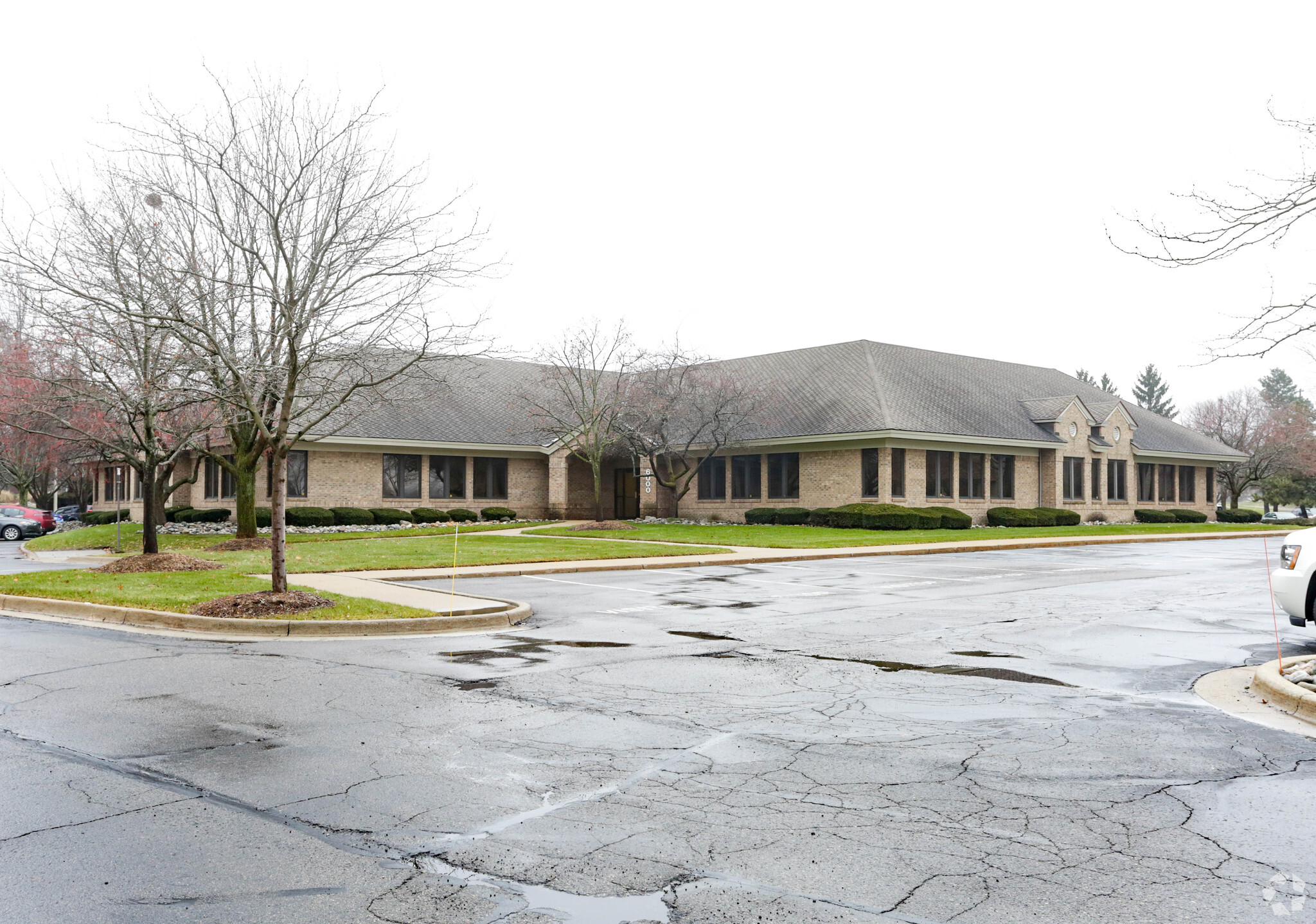 6000 W Saint Joseph Hwy, Lansing, MI for lease Primary Photo- Image 1 of 4