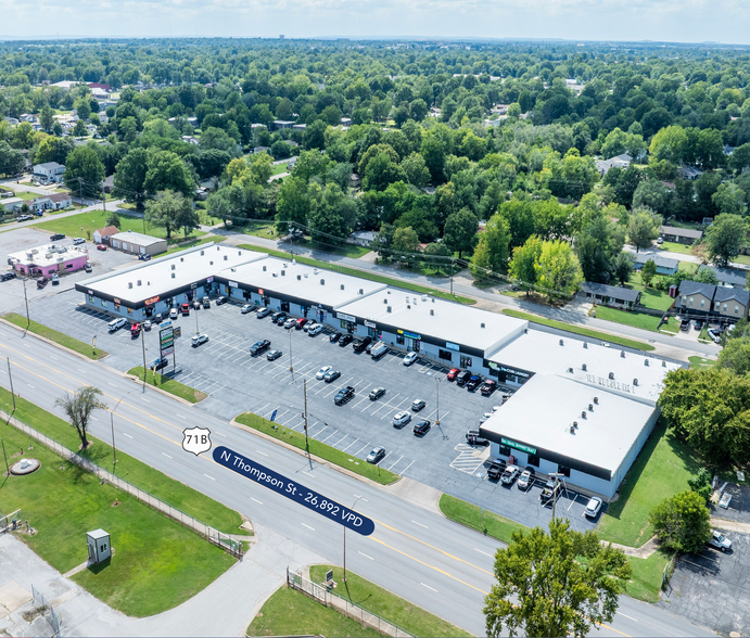 812 N Thompson St, Springdale, AR à vendre - Photo du bâtiment - Image 2 de 12