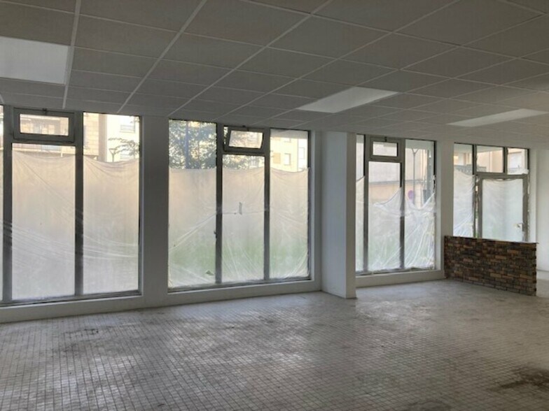 Retail in Trappes for lease - Interior Photo - Image 2 of 9