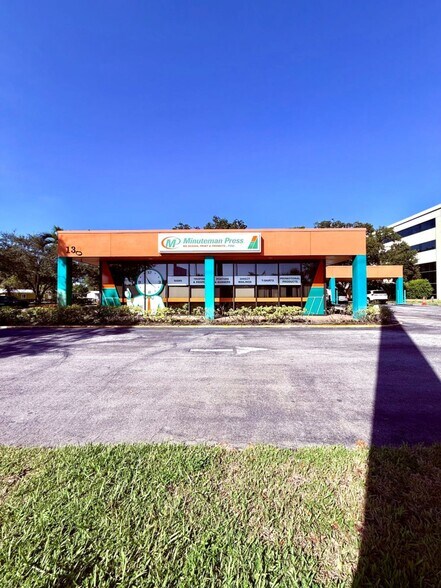 130 S Entrada Ave, Port Saint Lucie, FL à vendre - Photo du bâtiment - Image 2 de 8