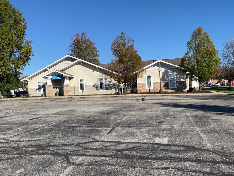 87 Conservatory Dr, Barberton, OH à vendre - Photo du bâtiment - Image 2 de 7