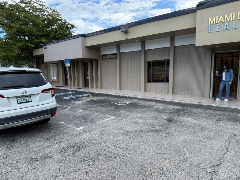 2316-2318 Hollywood Blvd, Hollywood, FL à louer - Photo du bâtiment - Image 1 de 12