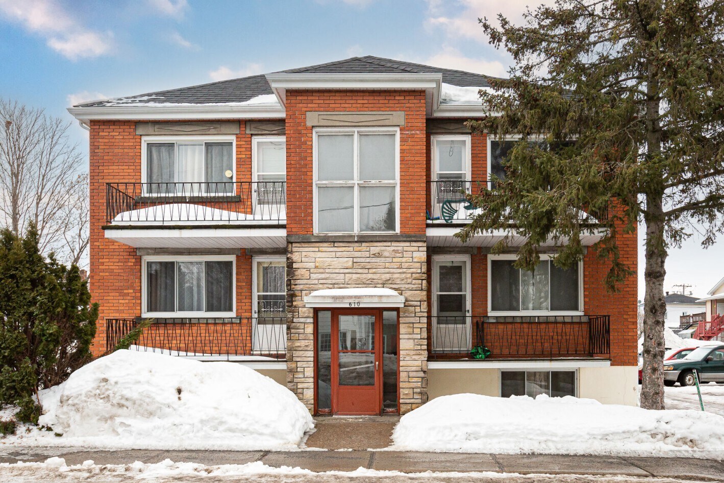 610 Rue Grâce, Lachute, QC for sale Primary Photo- Image 1 of 1