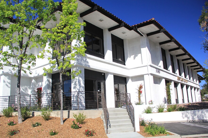 3180 Willow Ln, Thousand Oaks, CA à louer - Photo du bâtiment - Image 1 de 18