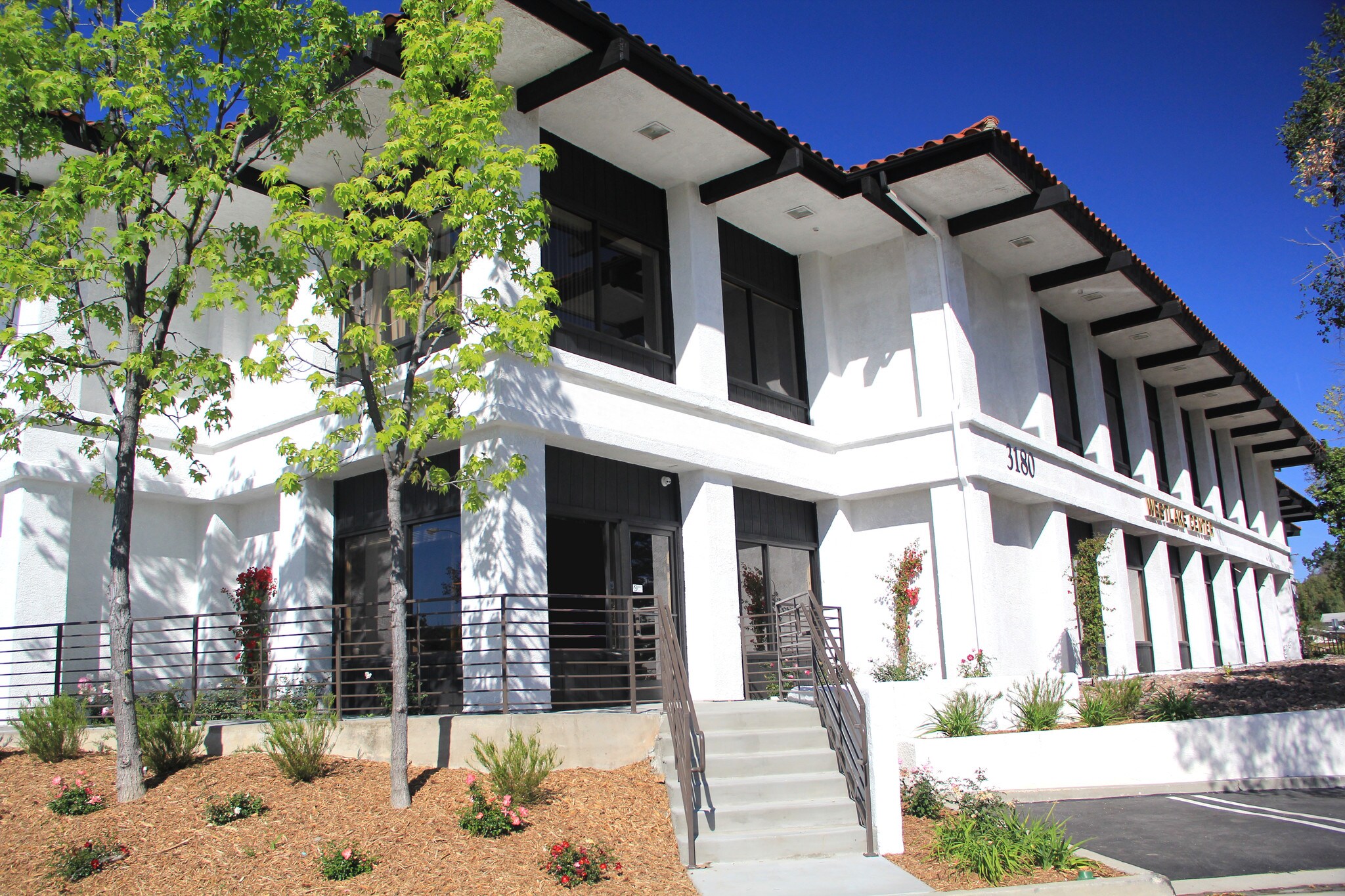 3180 Willow Ln, Thousand Oaks, CA à louer Photo du bâtiment- Image 1 de 19