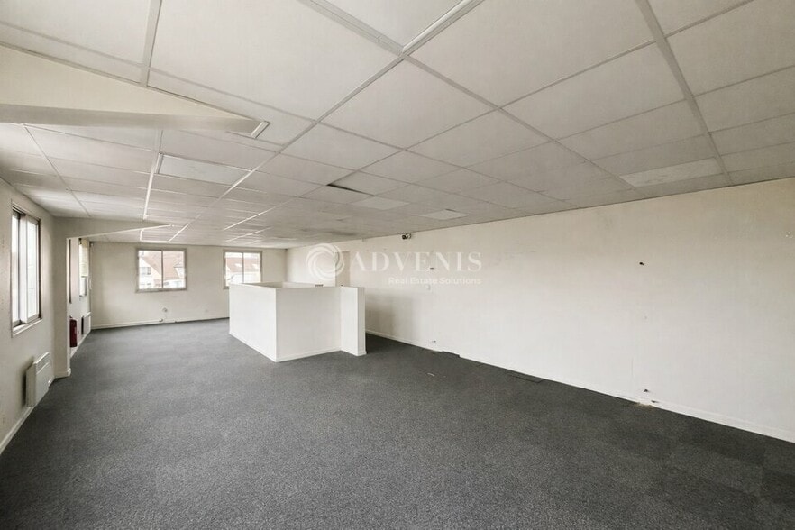 Flex in Saint-Michel-sur-Orge for lease - Interior Photo - Image 2 of 4