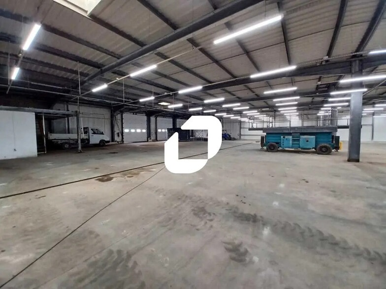 Office in Lormont for lease - Building Photo - Image 2 of 9