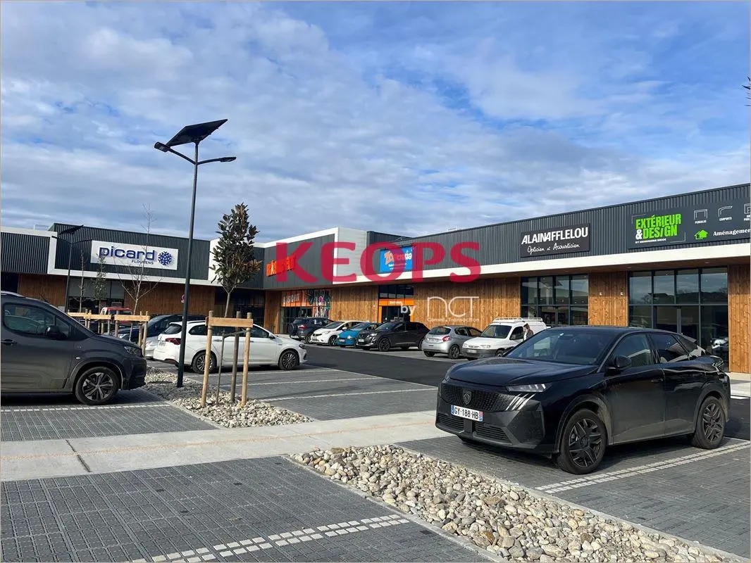 Retail in Flourens for lease Building Photo- Image 1 of 4