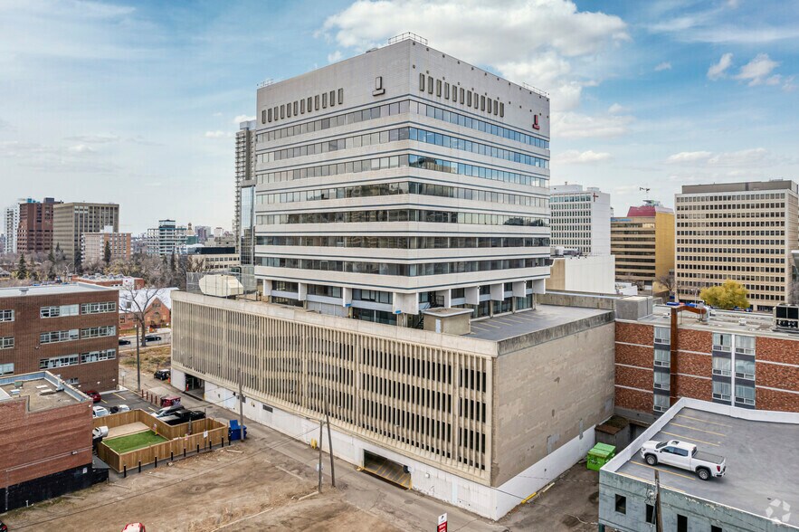 10025 106th St NW, Edmonton, AB à louer - Photo du bâtiment - Image 2 de 9
