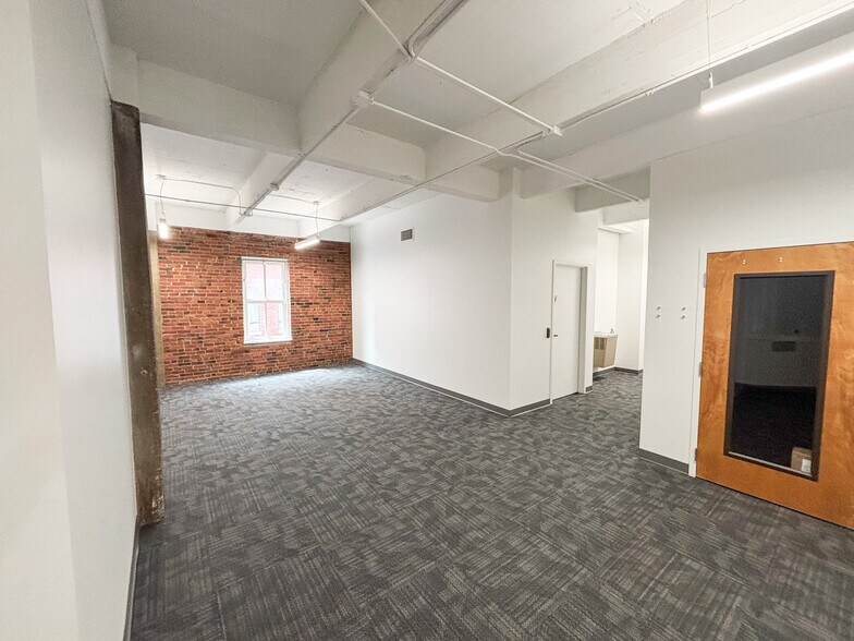 130-136 E Chestnut St, Columbus, OH à louer - Photo du bâtiment - Image 2 de 13