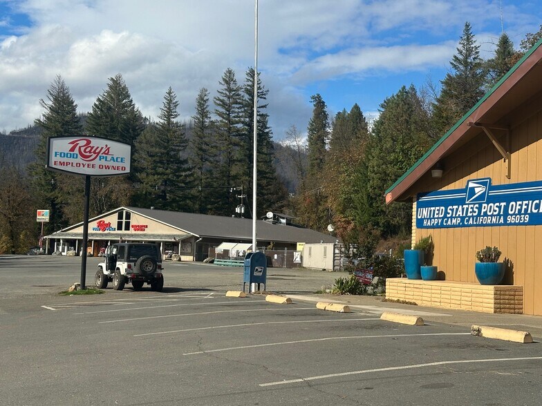 143 Davis Rd, Happy Camp, CA à vendre - Photo du bâtiment - Image 2 de 31