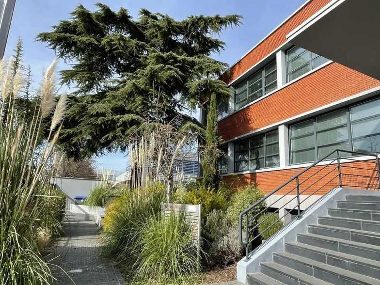 Flex in Bezons for lease - Building Photo - Image 3 of 23