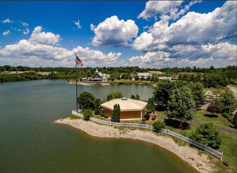 617 Brown Forman Rd, Jeffersonville, IN à vendre - Photo principale - Image 1 de 10