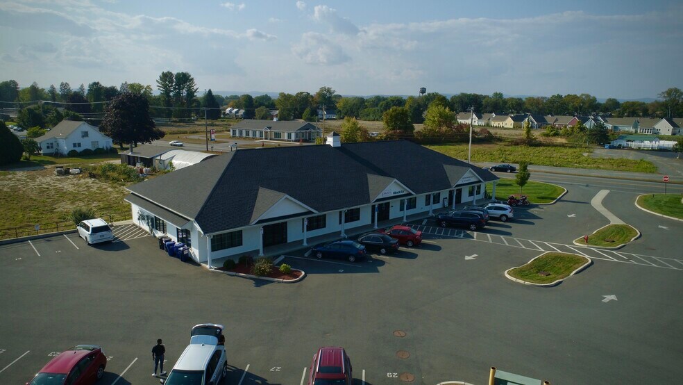 207 Russell St, Hadley, MA à louer - Photo du bâtiment - Image 1 de 7