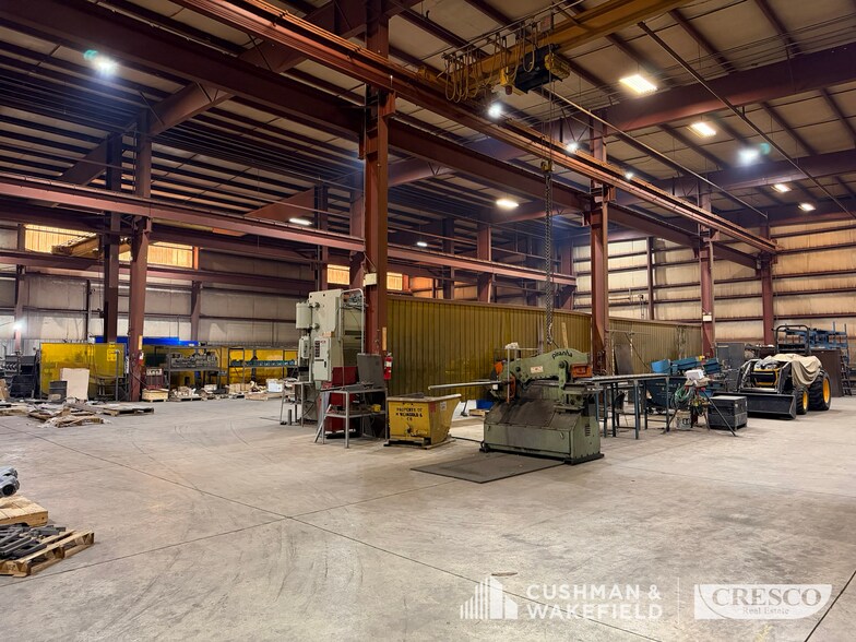 422 Commerce Dr E, LaGrange, OH à vendre - Photo du bâtiment - Image 2 de 6