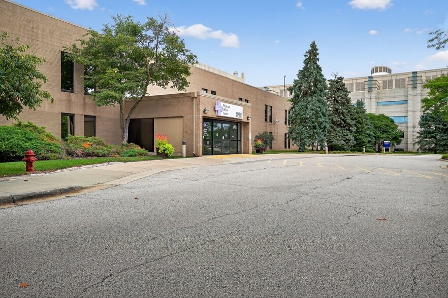 890 S Garfield Ave, Libertyville, IL à louer - Photo du bâtiment - Image 3 de 13