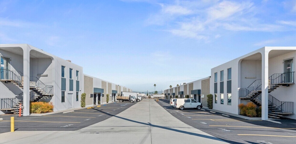 1653-1679 E 28th St, Signal Hill, CA for lease - Building Photo - Image 2 of 7