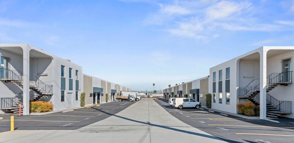 1653-1679 E 28th St, Signal Hill, CA à louer - Photo du bâtiment - Image 2 de 7