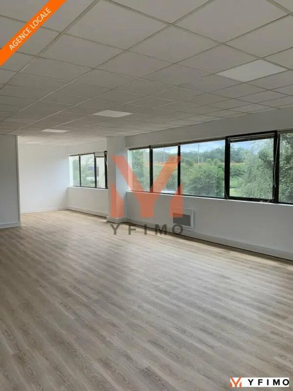 Office in Poissy for lease Interior Photo- Image 1 of 6