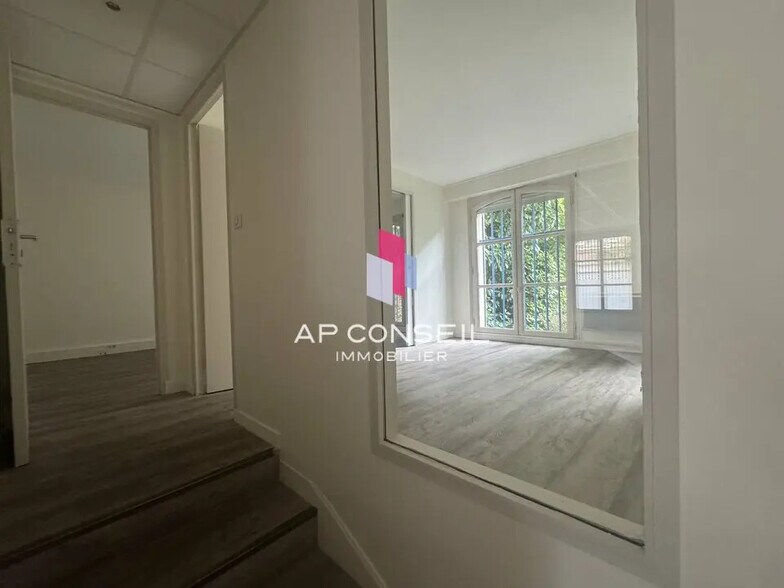 Office in Versailles for lease - Interior Photo - Image 3 of 6