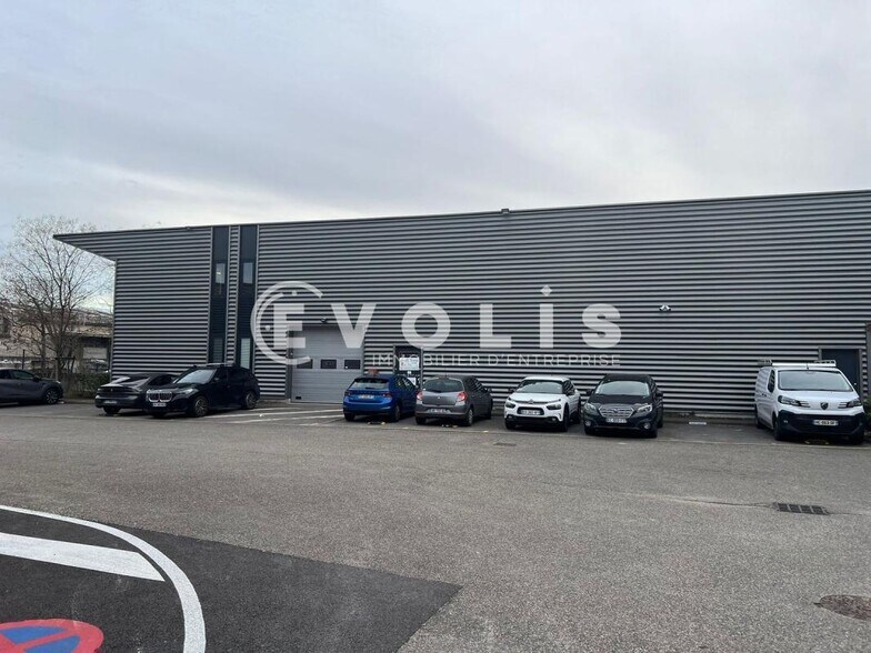 Local d'activités dans Vénissieux à vendre - Photo du bâtiment - Image 3 de 14