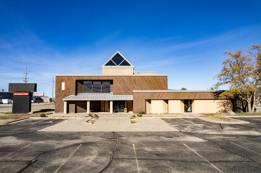 524 N Main St, South Hutchinson, KS à vendre - Photo du bâtiment - Image 3 de 26