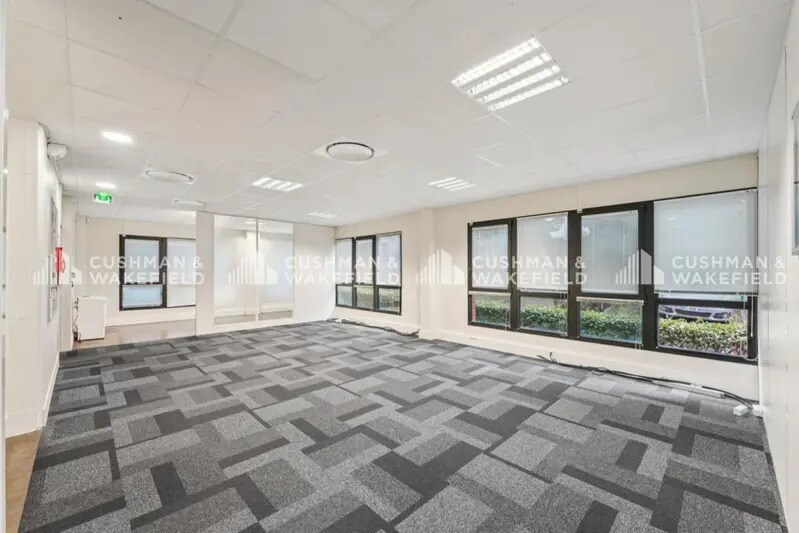 4 Rue Albert Dhalenne, Saint-Ouen-sur-Seine for lease - Interior Photo - Image 3 of 7