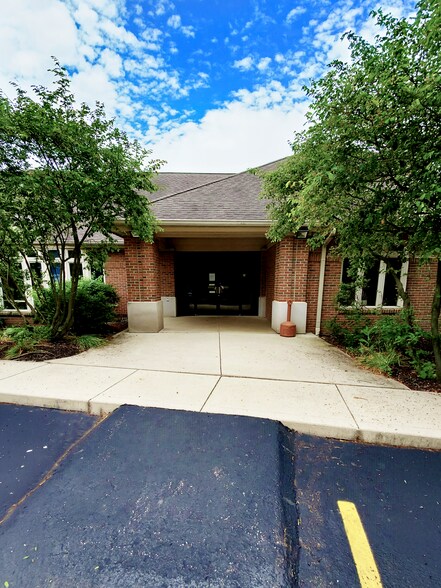 4000 Parkmead Dr, Grove City, OH à louer - Photo du bâtiment - Image 2 de 9