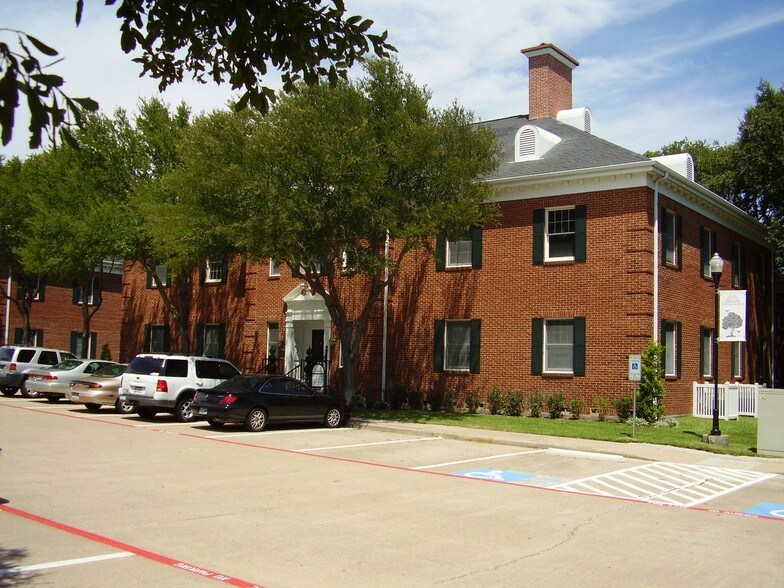 2011 E Lamar Blvd, Arlington, TX à louer - Photo du bâtiment - Image 3 de 5