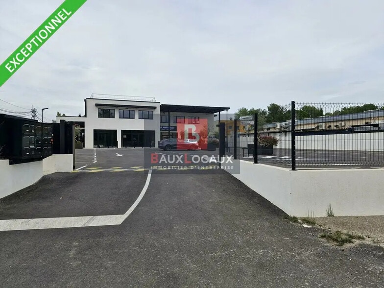 Commerce de détail dans Éguilles à louer - Photo du bâtiment - Image 2 de 4