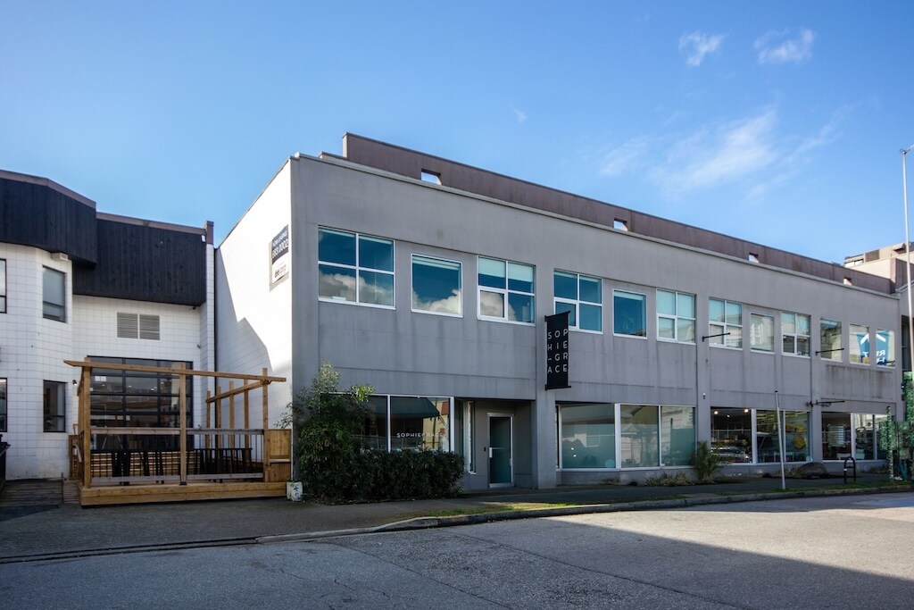 386-390 W 8th Ave, Vancouver, BC à louer Photo du bâtiment- Image 1 de 4