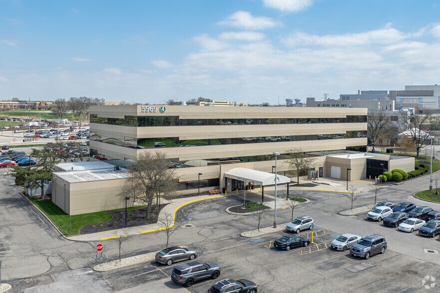 5969 E Broad St, Columbus, OH à louer - Photo du bâtiment - Image 2 de 6