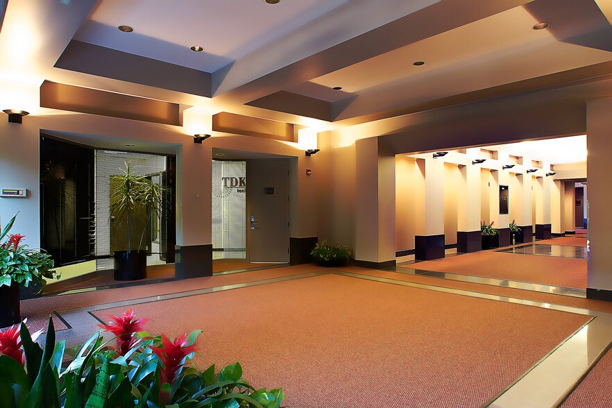 12977 N 40 Dr, Creve Coeur, MO à louer - Photo intérieure - Image 2 de 15