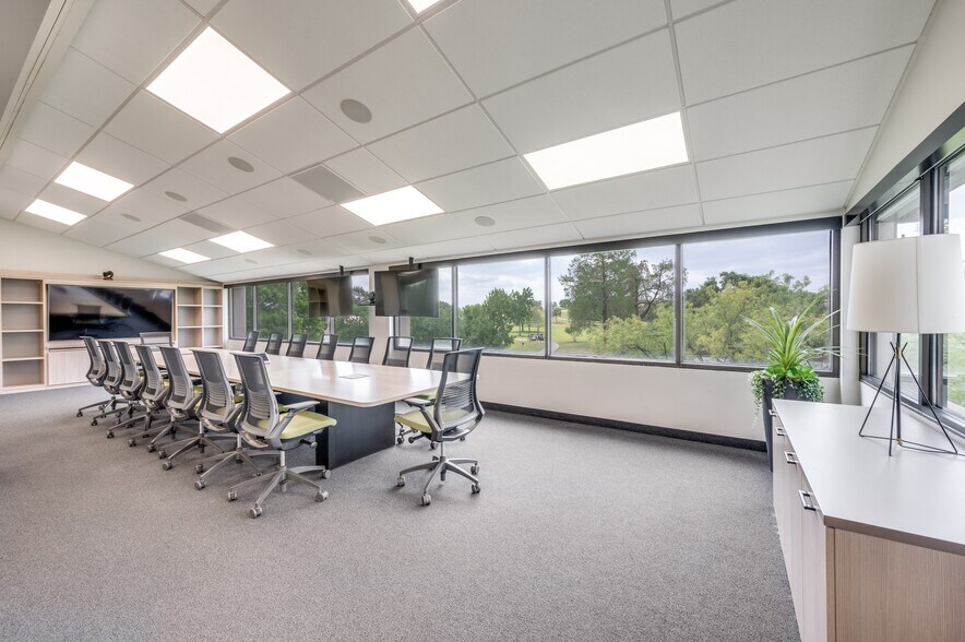 300 Decker Dr, Irving, TX à louer - Photo du bâtiment - Image 3 de 12
