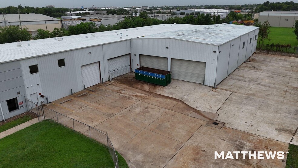 5600 Berry Brook Dr, Houston, TX for lease - Building Photo - Image 2 of 3
