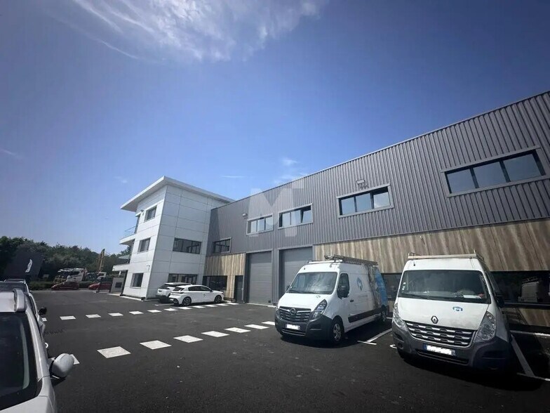 Flex in Saint-Pierre-du-Perray for sale - Building Photo - Image 3 of 24