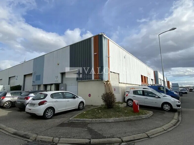 Flex dans Vénissieux à louer - Photo du bâtiment - Image 2 de 10