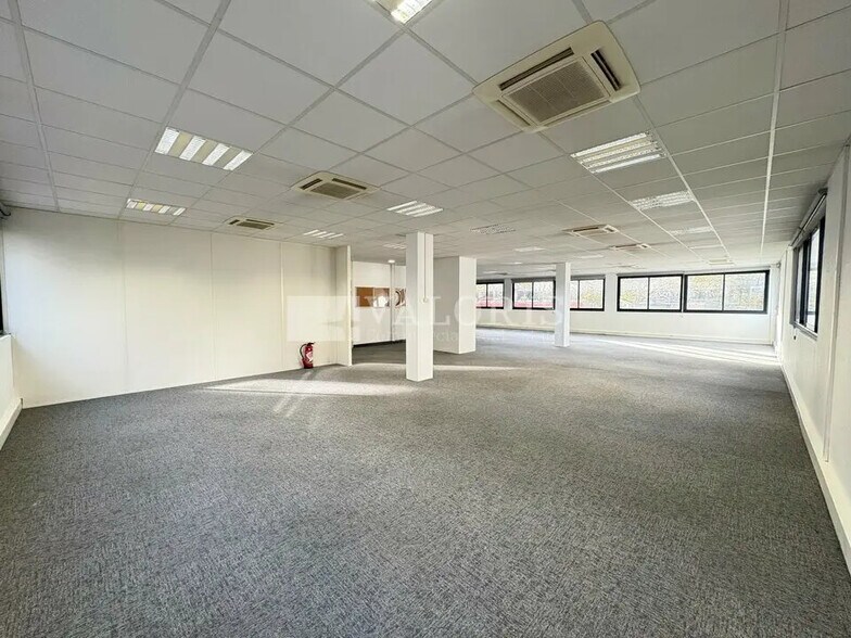 Office in Villeurbanne for lease - Interior Photo - Image 1 of 8