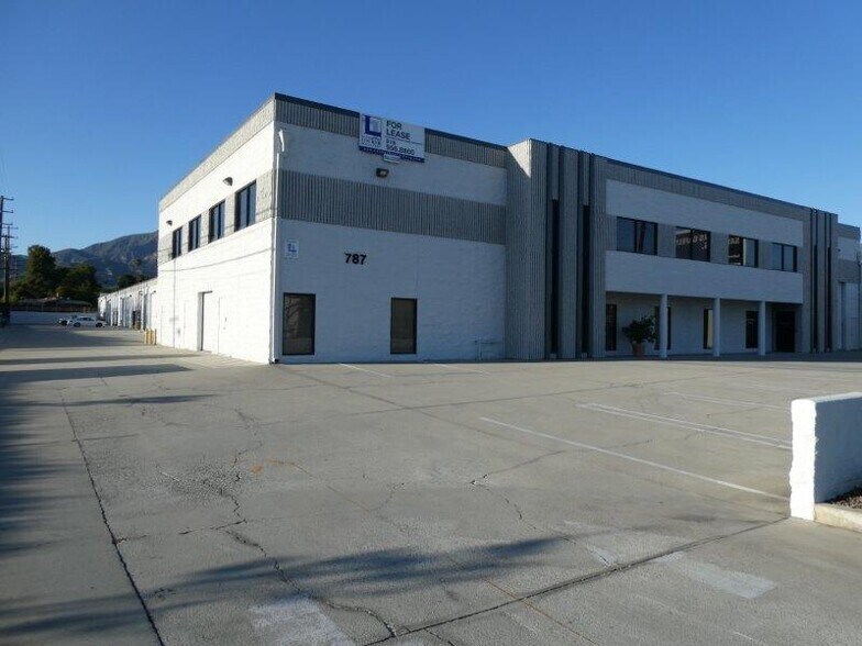 787 W Woodbury Rd, Altadena, CA à louer - Photo du bâtiment - Image 2 de 27