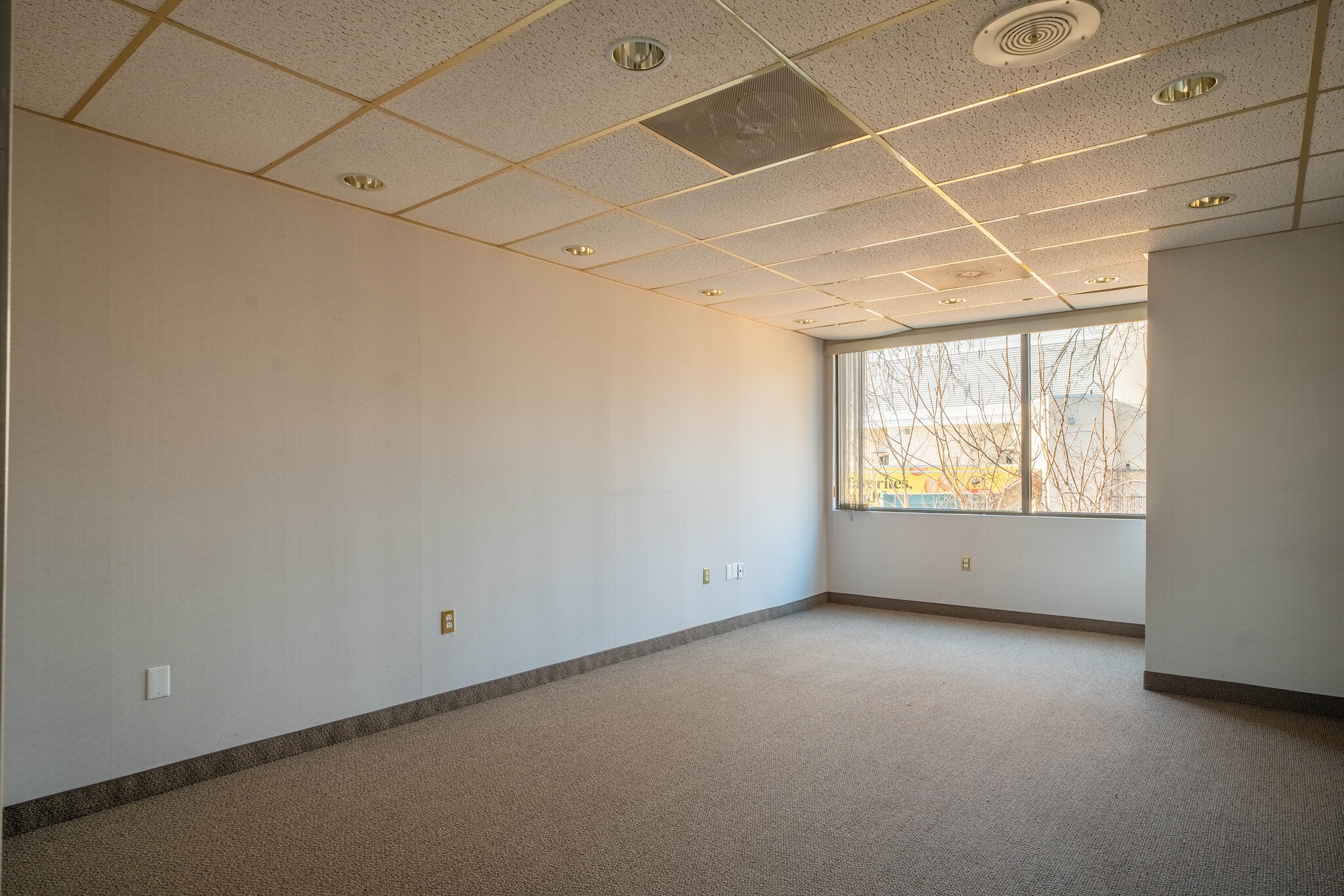 400 Bayonet St, New London, CT for lease Interior Photo- Image 1 of 20