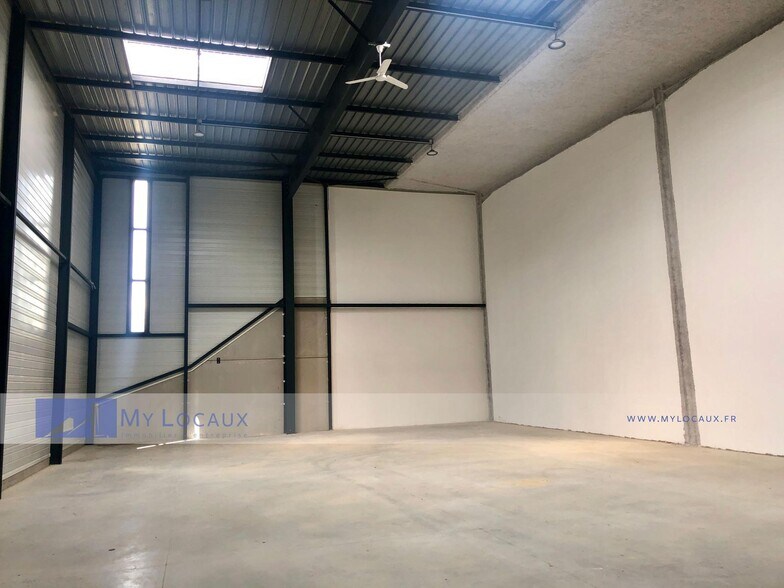 Flex in Saint-Denis for lease - Interior Photo - Image 2 of 5