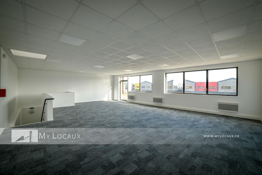 Flex in Cormeilles-en-Parisis for lease - Interior Photo - Image 2 of 6
