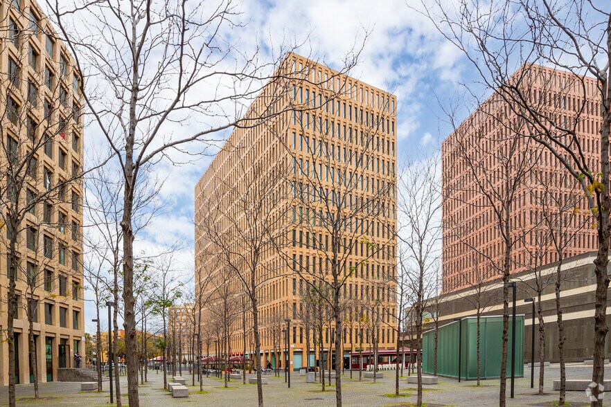 Avinguda del Carrilet, L'Hospitalet de Llobregat, Barcelona à louer - Photo du bâtiment - Image 2 de 3