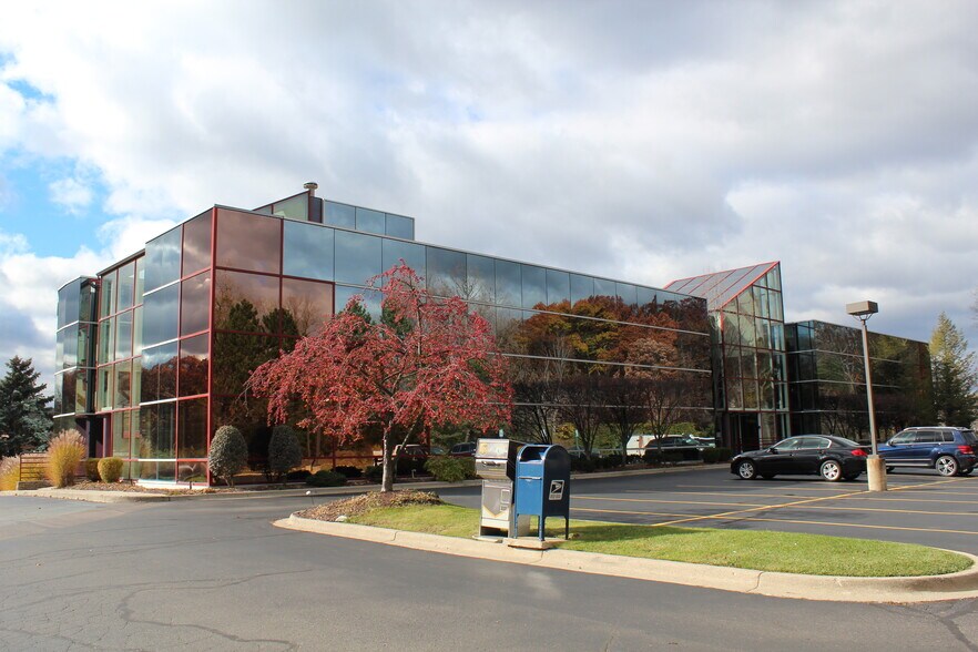 30300 Northwestern Hwy, Farmington Hills, MI à louer - Photo principale - Image 1 de 3