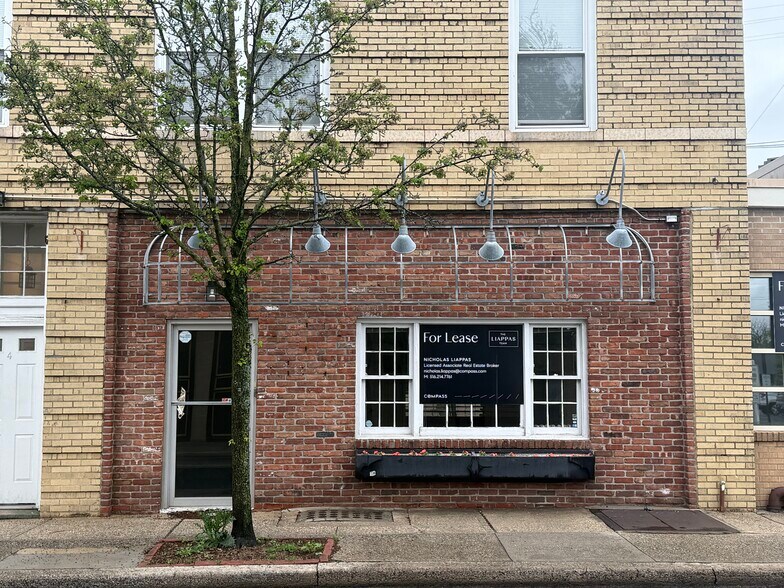2 Woodbine Ct, Floral Park, NY à louer - Photo du bâtiment - Image 3 de 8