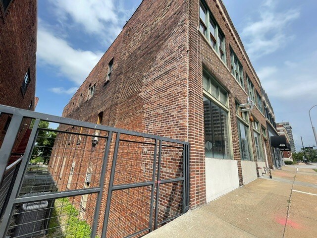404 Admiral Blvd, Kansas City, MO à vendre - Photo du bâtiment - Image 2 de 7