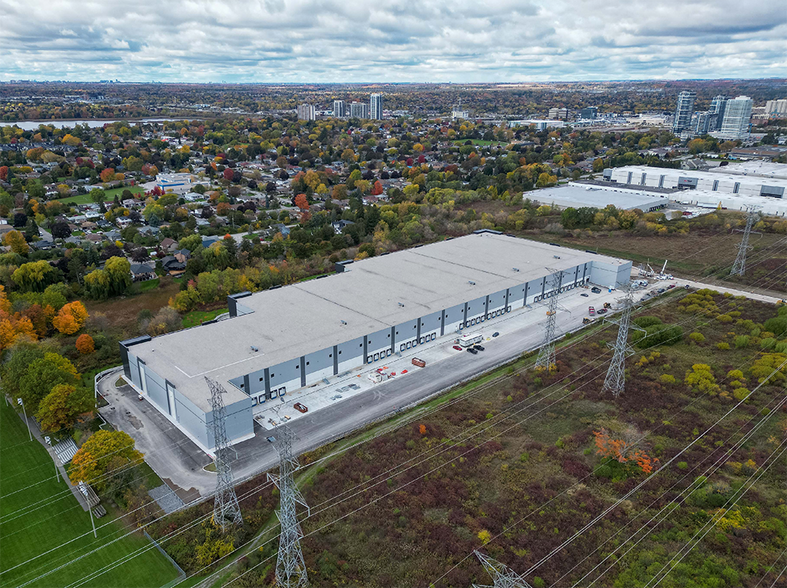 1575 Clements Rd, Pickering, ON à louer - Photo du bâtiment - Image 3 de 12